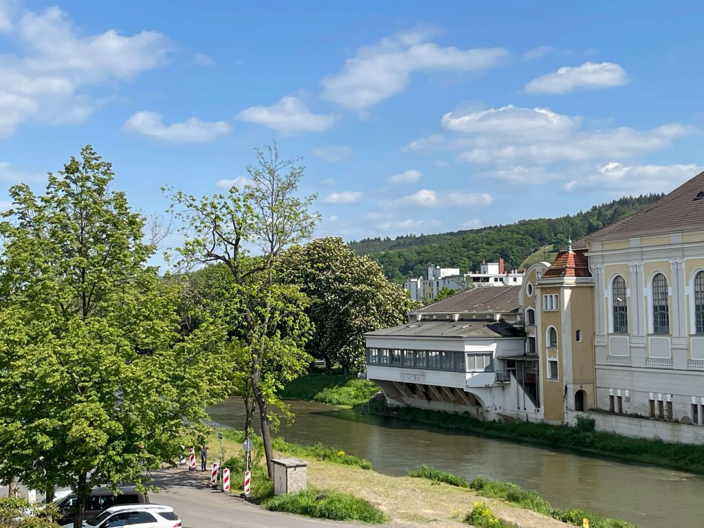 Aussicht vom Balkon auf die Ahr und das historische Kurhaus