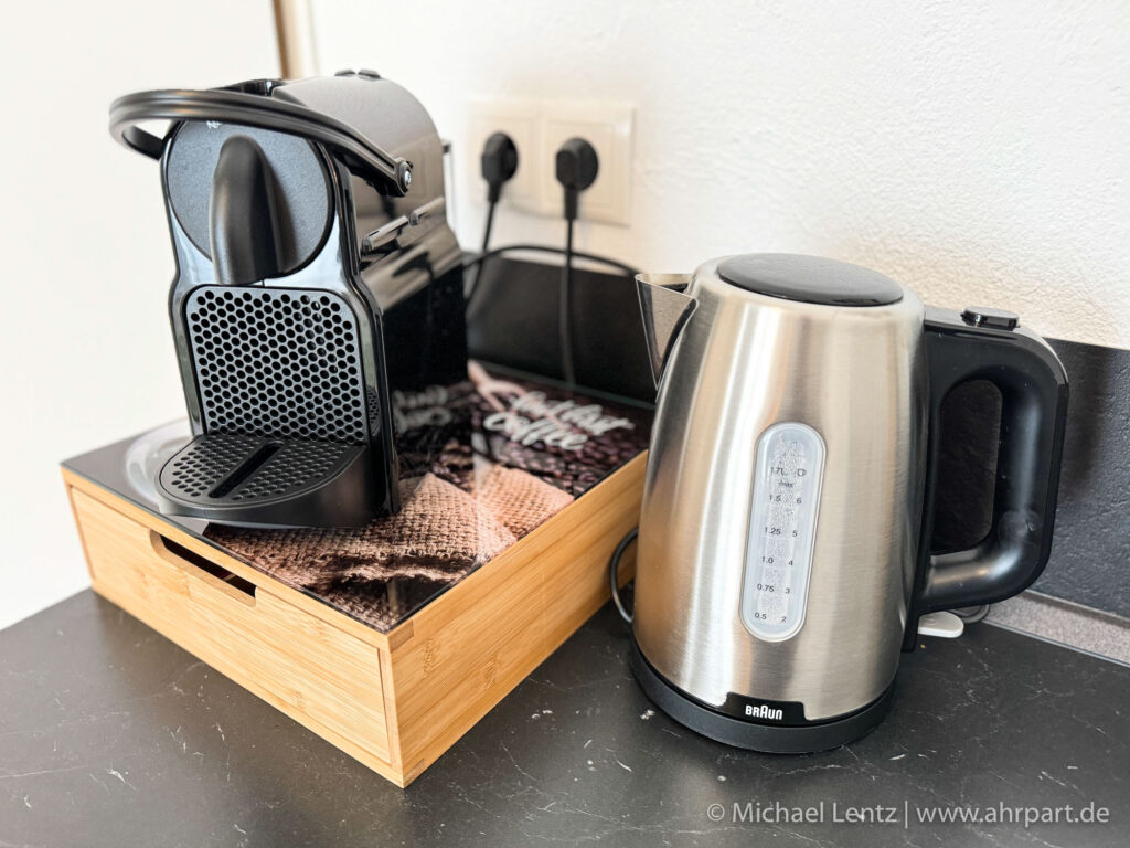 Alle Hotelapartments verfügen über eine Kaffeemaschine, Wasserkocher und einen Minibar-Kühlschrank mit einer kostenfreien Flasche Mineralwasser.
