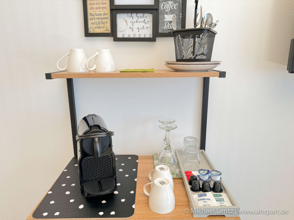 Alle Hotelapartments verfügen über eine Kaffeemaschine, Wasserkocher und einen Minibar-Kühlschrank mit einer kostenfreien Flasche Mineralwasser.