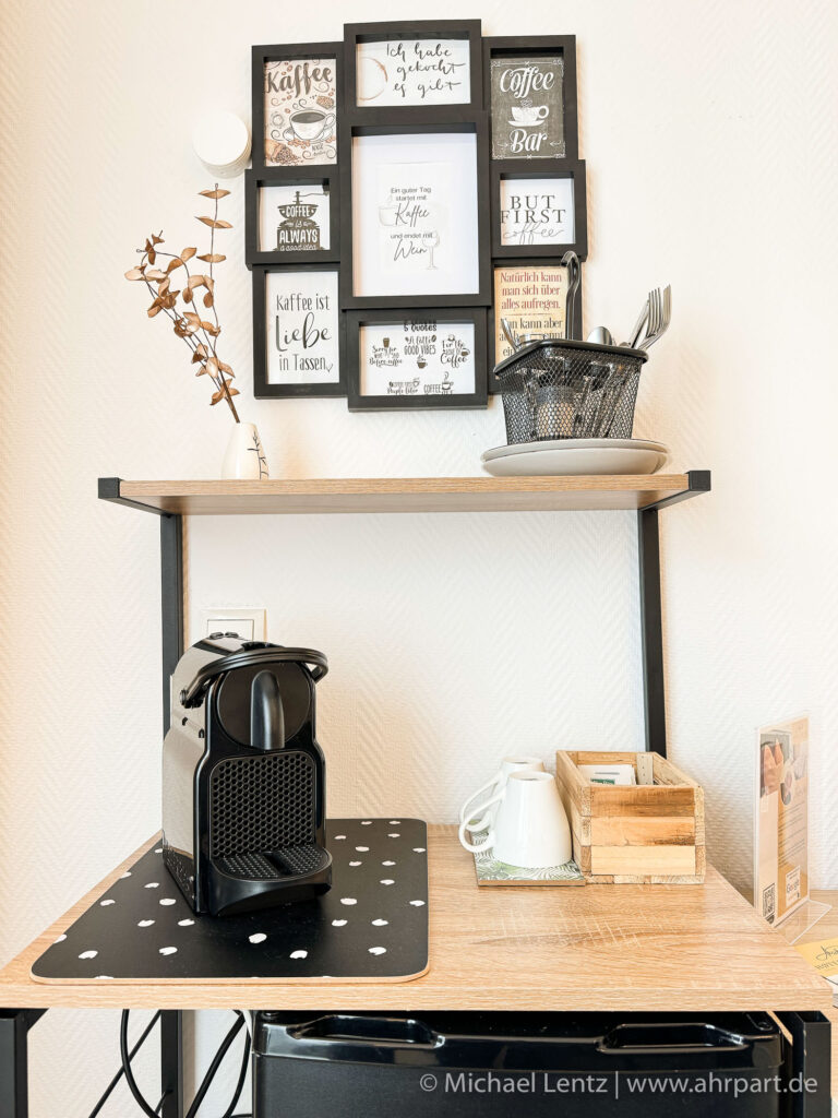Alle Hotelapartments verfügen über eine Kaffeemaschine, Wasserkocher und einen Minibar-Kühlschrank mit einer kostenfreien Flasche Mineralwasser.