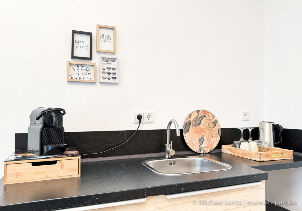 Bad Neuenahr AhrPart Hotel Central AhrPart 2-Zimmer Studio Nr. 21 Coffee Kitchen mit Nespresso Kaffeemaschine Wasserkocher und weitere Ausstattung