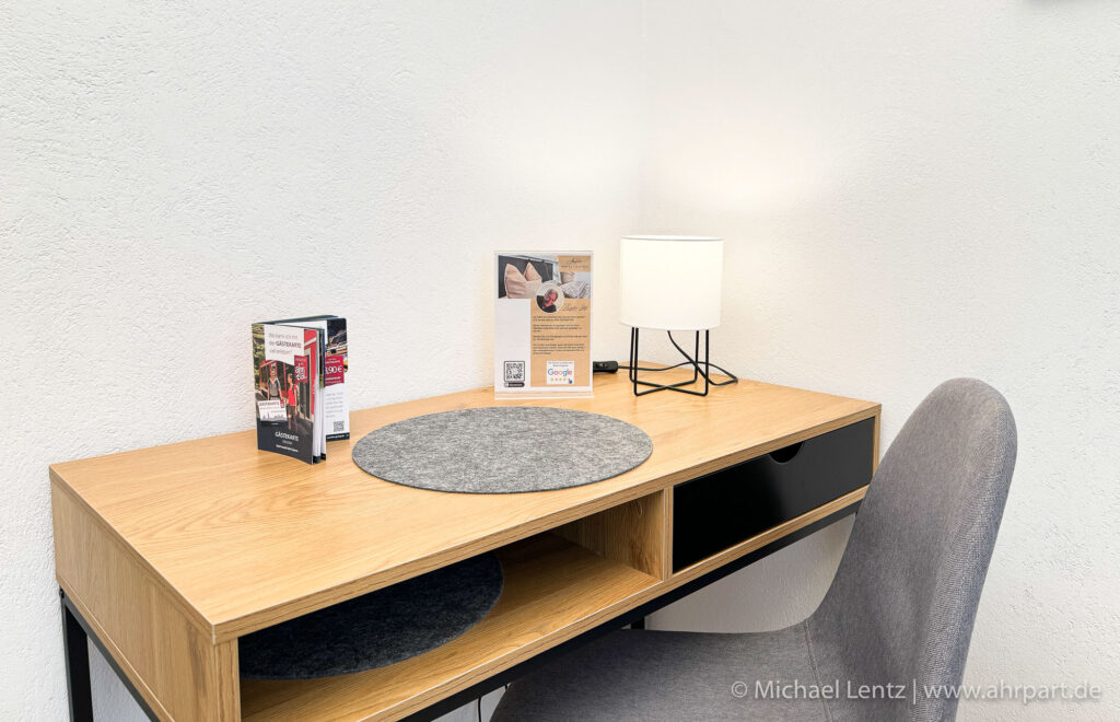 Bad Neuenahr AhrPart Hotel Central AhrPart 2-Zimmer Studio Nr. 21 Schreibtisch als Laptop Arbeitsplatz mit schnellem Wlan