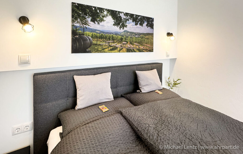 Bad Neuenahr AhrPart Hotel Central AhrPart 2-Zimmer Studio Nr. 21 Separates Schlafzimmer mit Ahrblick und gemütlichem Boxspringbett in 160 x 200 cm.