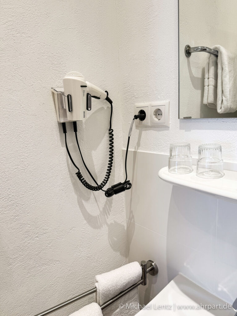 Bad Neuenahr AhrPart Hotel Central AhrPart 2-Zimmer Studio Nr. 21 Bad mit Dusche/WC Waschbecken, Spiegel, Ablagefläche und Föhn.